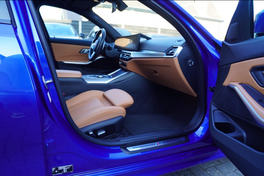 BMW 3 Serie Touring 330e High Executive | M-pakket | Facelift 2022 | Widescreen | Panorama | Adaptieve cruise | Portimao Blau |