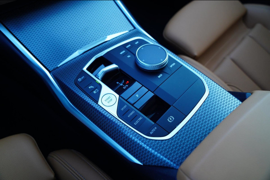 BMW 3 Serie Touring 330e High Executive | M-pakket | Facelift 2022 | Widescreen | Panorama | Adaptieve cruise | Portimao Blau |