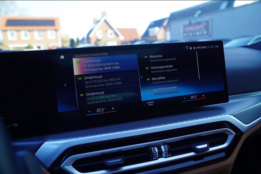 BMW 3 Serie Touring 330e High Executive | M-pakket | Facelift 2022 | Widescreen | Panorama | Adaptieve cruise | Portimao Blau |