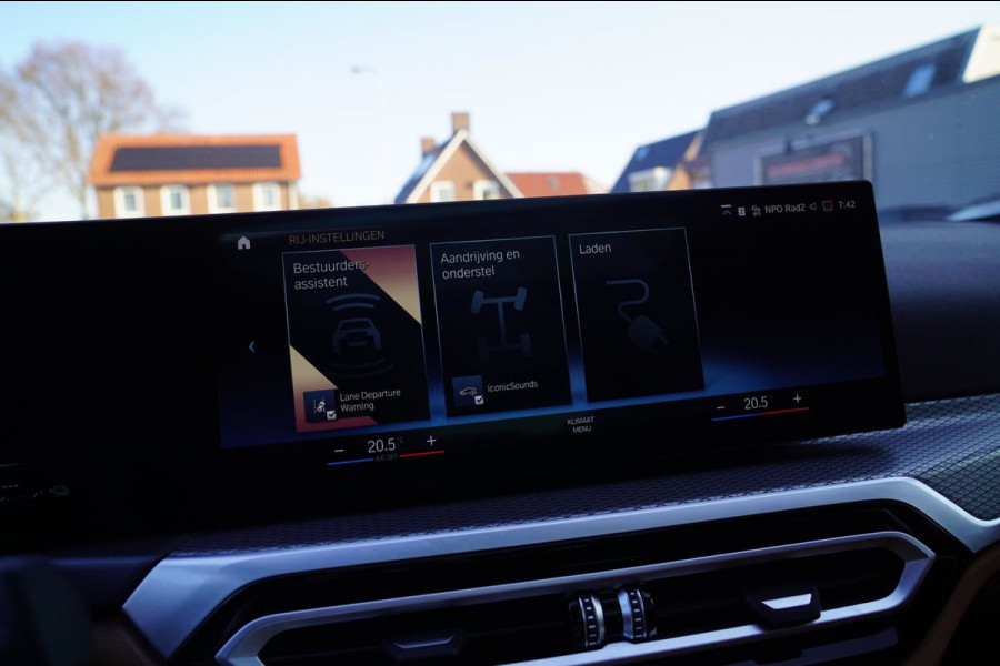 BMW 3 Serie Touring 330e High Executive | M-pakket | Facelift 2022 | Widescreen | Panorama | Adaptieve cruise | Portimao Blau |