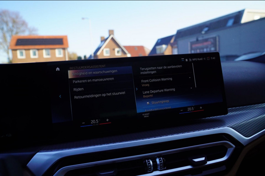 BMW 3 Serie Touring 330e High Executive | M-pakket | Facelift 2022 | Widescreen | Panorama | Adaptieve cruise | Portimao Blau |