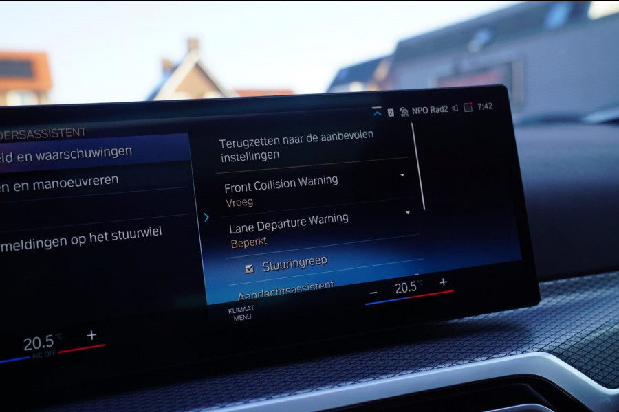 BMW 3 Serie Touring 330e High Executive | M-pakket | Facelift 2022 | Widescreen | Panorama | Adaptieve cruise | Portimao Blau |
