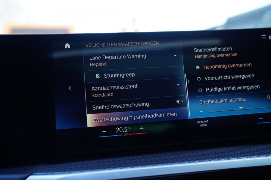BMW 3 Serie Touring 330e High Executive | M-pakket | Facelift 2022 | Widescreen | Panorama | Adaptieve cruise | Portimao Blau |
