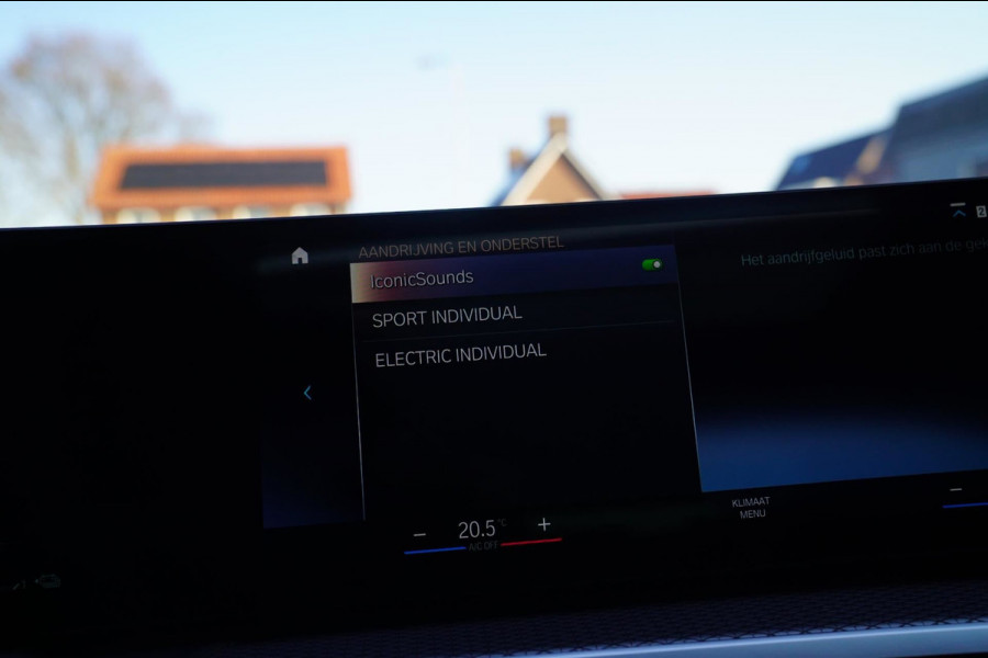 BMW 3 Serie Touring 330e High Executive | M-pakket | Facelift 2022 | Widescreen | Panorama | Adaptieve cruise | Portimao Blau |
