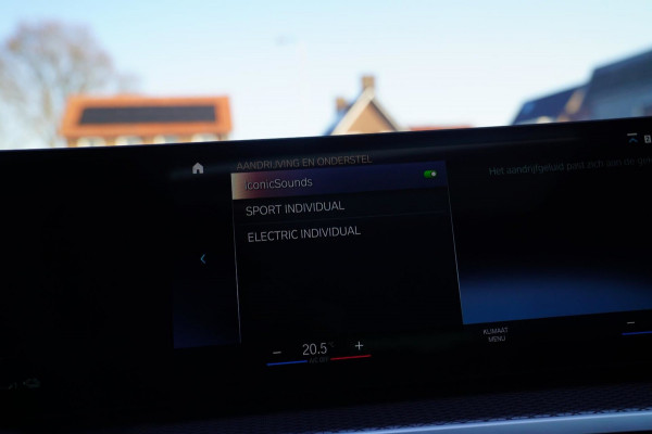 BMW 3 Serie Touring 330e High Executive | M-pakket | Facelift 2022 | Widescreen | Panorama | Adaptieve cruise | Portimao Blau |