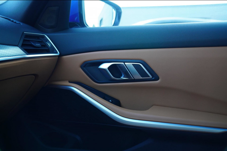 BMW 3 Serie Touring 330e High Executive | M-pakket | Facelift 2022 | Widescreen | Panorama | Adaptieve cruise | Portimao Blau |
