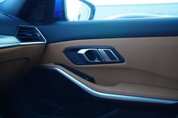 BMW 3 Serie Touring 330e High Executive | M-pakket | Facelift 2022 | Widescreen | Panorama | Adaptieve cruise | Portimao Blau |