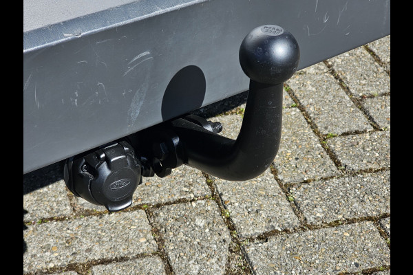Ford Transit Connect 1.5-101pk TDCI L2 Economy Edition. Zeer nette Ford Connect, deze bedrijfswagen kan u nog jaren tot dienst zijn ! Airco, metallic lak, trekhaak, licht metalen wielen etc.