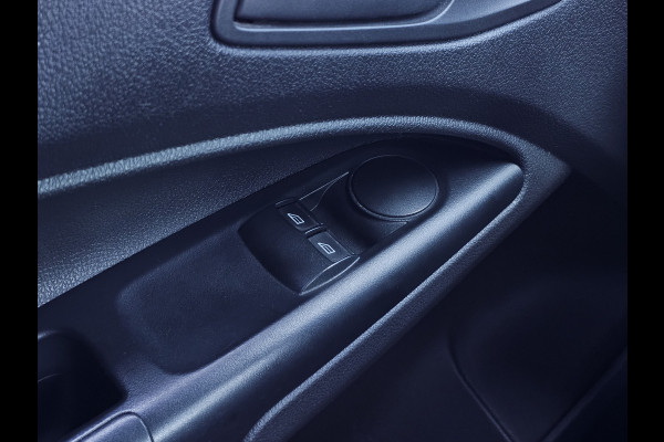 Ford Transit Connect 1.5-101pk TDCI L2 Economy Edition. Zeer nette Ford Connect, deze bedrijfswagen kan u nog jaren tot dienst zijn ! Airco, metallic lak, trekhaak, licht metalen wielen etc.