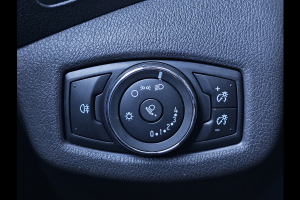 Ford Transit Connect 1.5-101pk TDCI L2 Economy Edition. Zeer nette Ford Connect, deze bedrijfswagen kan u nog jaren tot dienst zijn ! Airco, metallic lak, trekhaak, licht metalen wielen etc.