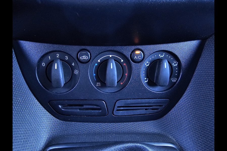 Ford Transit Connect 1.5-101pk TDCI L2 Economy Edition. Zeer nette Ford Connect, deze bedrijfswagen kan u nog jaren tot dienst zijn ! Airco, metallic lak, trekhaak, licht metalen wielen etc.