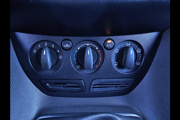 Ford Transit Connect 1.5-101pk TDCI L2 Economy Edition. Zeer nette Ford Connect, deze bedrijfswagen kan u nog jaren tot dienst zijn ! Airco, metallic lak, trekhaak, licht metalen wielen etc.