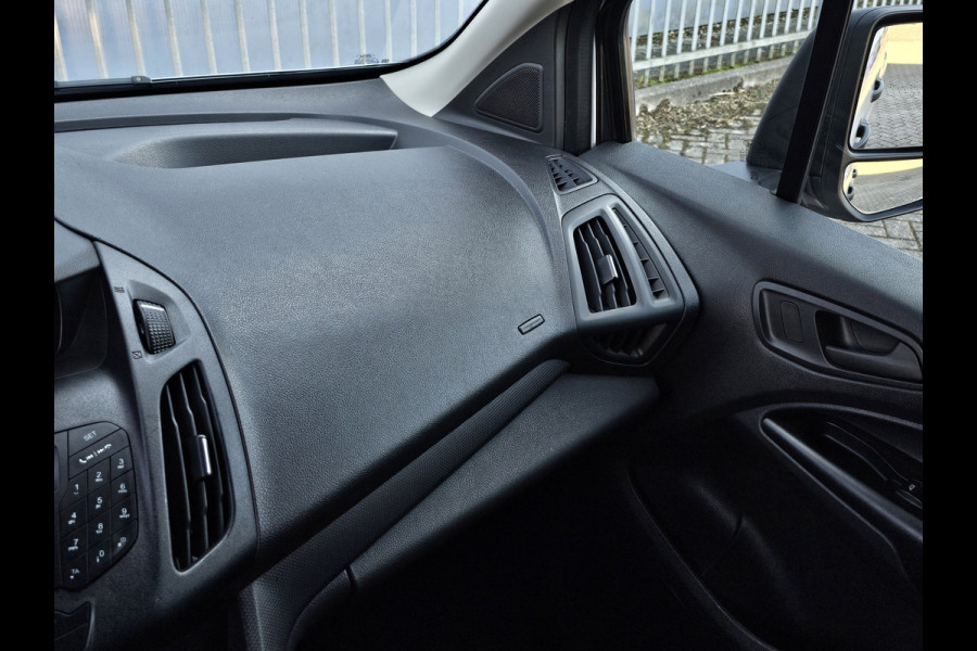 Ford Transit Connect 1.5-101pk TDCI L2 Economy Edition. Zeer nette Ford Connect, deze bedrijfswagen kan u nog jaren tot dienst zijn ! Airco, metallic lak, trekhaak, licht metalen wielen etc.