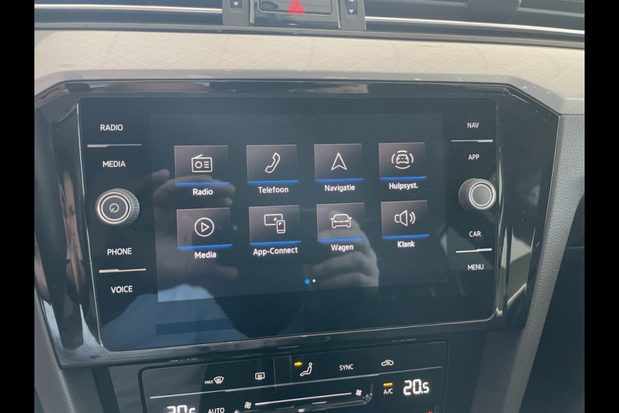 Volkswagen Passat Variant 1.5 TSI Business Automaat Climate control - cruise control - Parkeersensoren voor + achter - Achteruitrijcamera - multifunctioneel stuurwiel Mistlampen - Licht metalen velgen - Rijstrook sensor - navigatie - regensensor - Radio/USB/TEL