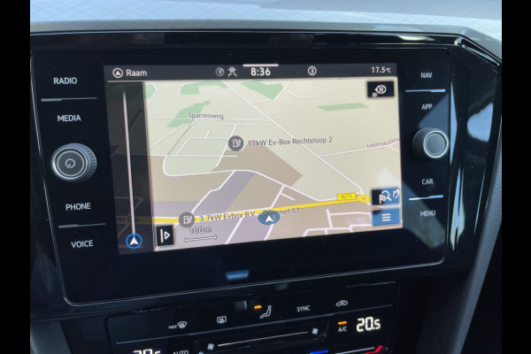 Volkswagen Passat Variant 1.5 TSI Business Automaat Climate control - cruise control - Parkeersensoren voor + achter - Achteruitrijcamera - multifunctioneel stuurwiel Mistlampen - Licht metalen velgen - Rijstrook sensor - navigatie - regensensor - Radio/USB/TEL
