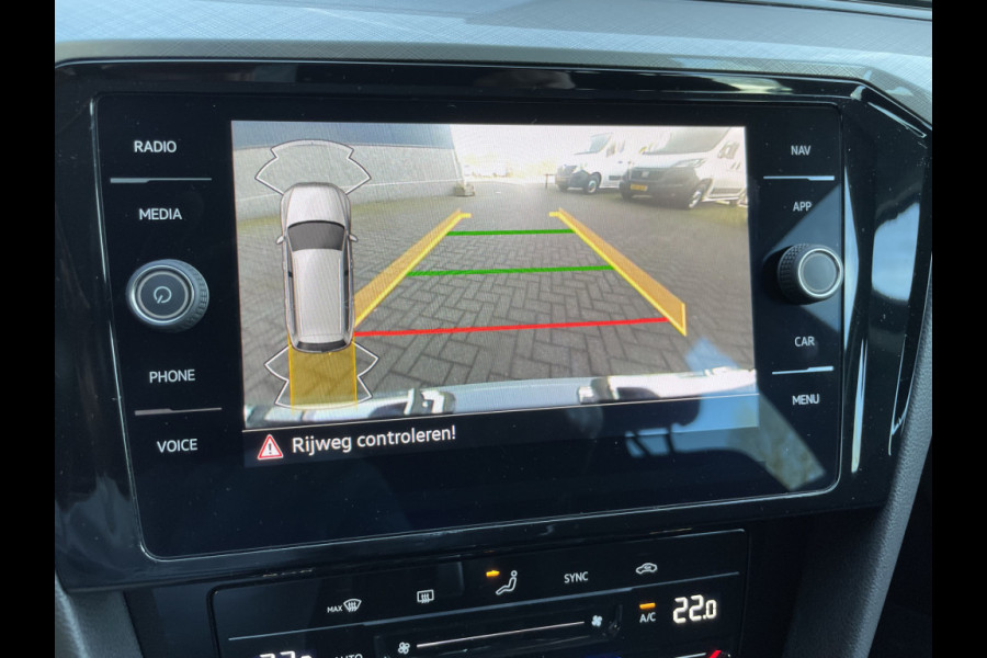 Volkswagen Passat Variant 1.5 TSI Business Automaat Climate control - cruise control - Parkeersensoren voor + achter - Achteruitrijcamera - multifunctioneel stuurwiel Mistlampen - Licht metalen velgen - Rijstrook sensor - navigatie - regensensor - Radio/USB/TEL