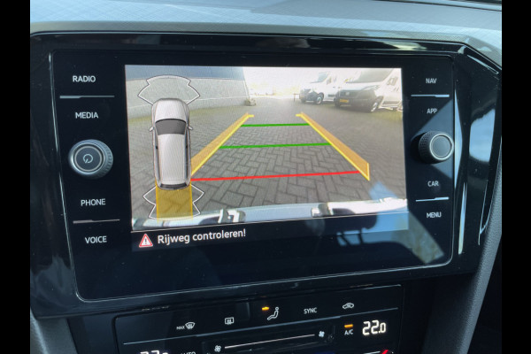 Volkswagen Passat Variant 1.5 TSI Business Automaat Climate control - cruise control - Parkeersensoren voor + achter - Achteruitrijcamera - multifunctioneel stuurwiel Mistlampen - Licht metalen velgen - Rijstrook sensor - navigatie - regensensor - Radio/USB/TEL