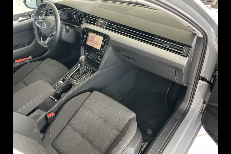 Volkswagen Passat Variant 1.5 TSI Business Automaat Climate control - cruise control - Parkeersensoren voor + achter - Achteruitrijcamera - multifunctioneel stuurwiel Mistlampen - Licht metalen velgen - Rijstrook sensor - navigatie - regensensor - Radio/USB/TEL