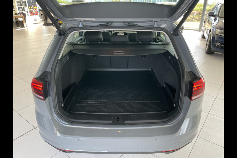 Volkswagen Passat Variant 1.5 TSI Business Automaat Climate control - cruise control - Parkeersensoren voor + achter - Achteruitrijcamera - multifunctioneel stuurwiel Mistlampen - Licht metalen velgen - Rijstrook sensor - navigatie - regensensor - Radio/USB/TEL