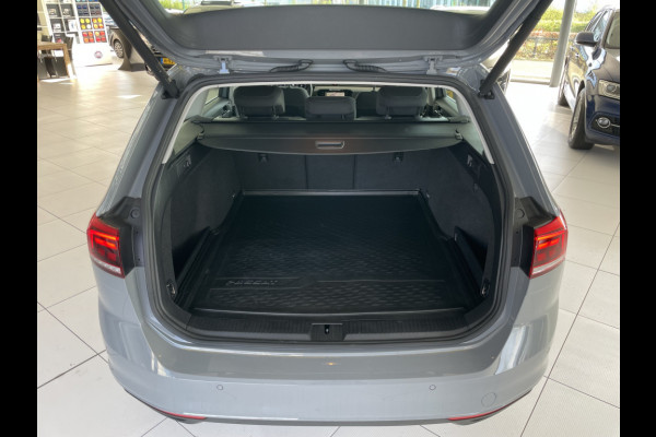 Volkswagen Passat Variant 1.5 TSI Business Automaat Climate control - cruise control - Parkeersensoren voor + achter - Achteruitrijcamera - multifunctioneel stuurwiel Mistlampen - Licht metalen velgen - Rijstrook sensor - navigatie - regensensor - Radio/USB/TEL