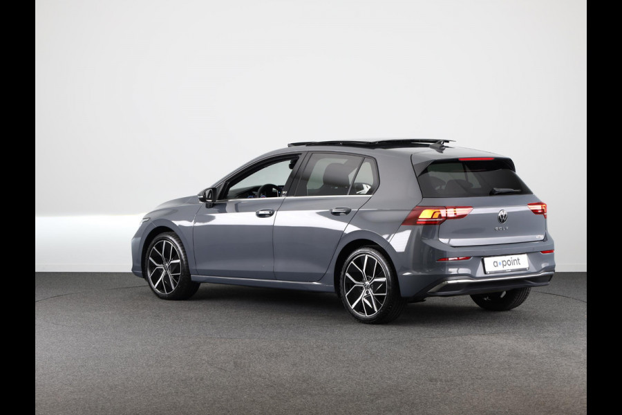Volkswagen Golf 1.5 eTSI Style 50 edition 150 pk Automaat (DSG) | Navigatie | Panoramadak | Elektr. trekhaak | Parkeersensoren | Achteruitrijcamera | Adaptieve cruise control | Stoelverwarming |