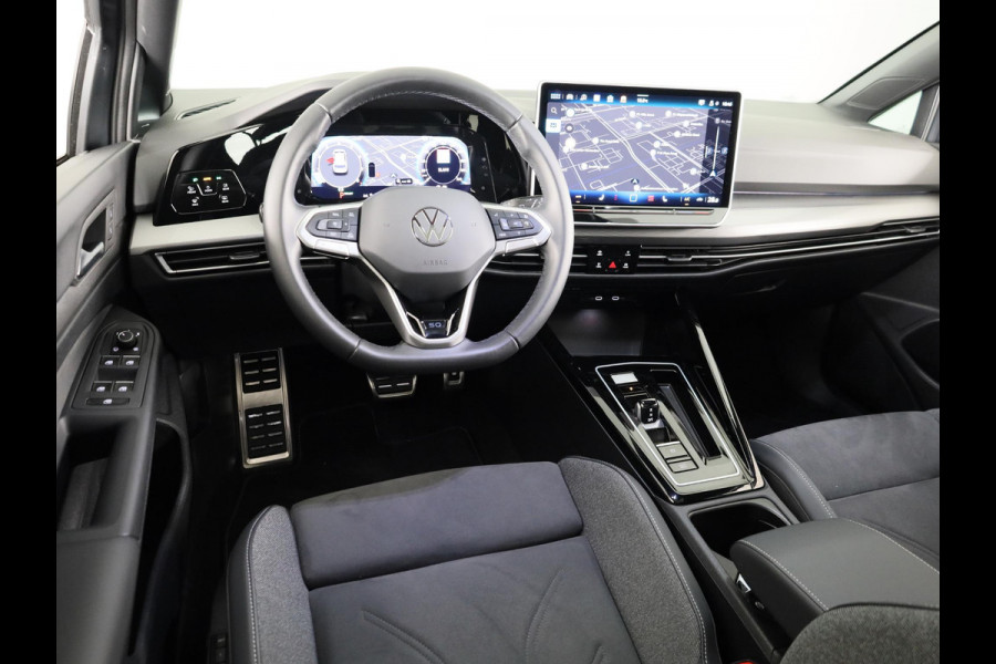 Volkswagen Golf 1.5 eTSI Style 50 edition 150 pk Automaat (DSG) | Navigatie | Panoramadak | Elektr. trekhaak | Parkeersensoren | Achteruitrijcamera | Adaptieve cruise control | Stoelverwarming |