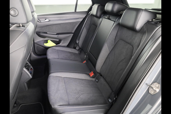 Volkswagen Golf 1.5 eTSI Style 50 edition 150 pk Automaat (DSG) | Navigatie | Panoramadak | Elektr. trekhaak | Parkeersensoren | Achteruitrijcamera | Adaptieve cruise control | Stoelverwarming |