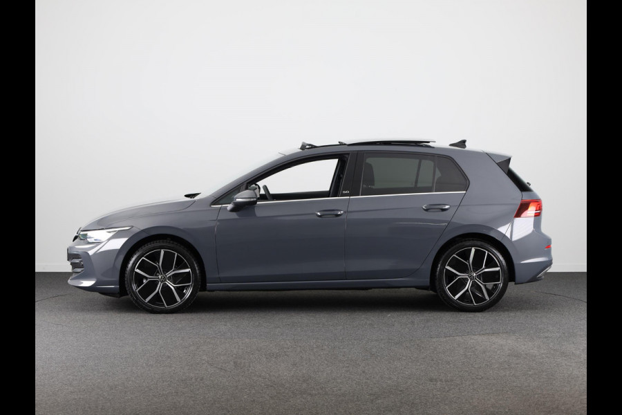 Volkswagen Golf 1.5 eTSI Style 50 edition 150 pk Automaat (DSG) | Navigatie | Panoramadak | Elektr. trekhaak | Parkeersensoren | Achteruitrijcamera | Adaptieve cruise control | Stoelverwarming |