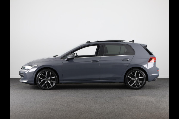 Volkswagen Golf 1.5 eTSI Style 50 edition 150 pk Automaat (DSG) | Navigatie | Panoramadak | Elektr. trekhaak | Parkeersensoren | Achteruitrijcamera | Adaptieve cruise control | Stoelverwarming |