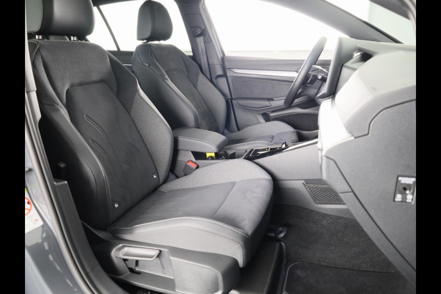 Volkswagen Golf 1.5 eTSI Style 50 edition 150 pk Automaat (DSG) | Navigatie | Panoramadak | Elektr. trekhaak | Parkeersensoren | Achteruitrijcamera | Adaptieve cruise control | Stoelverwarming |