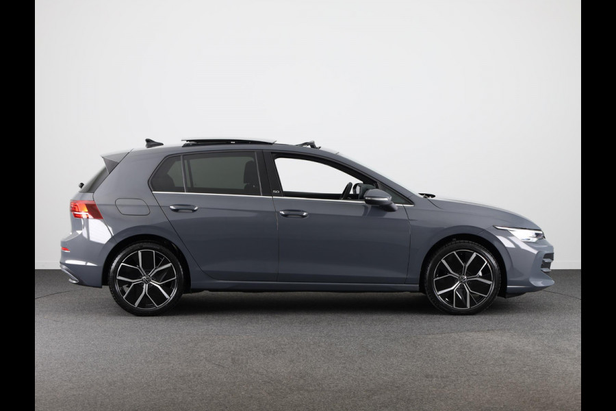 Volkswagen Golf 1.5 eTSI Style 50 edition 150 pk Automaat (DSG) | Navigatie | Panoramadak | Elektr. trekhaak | Parkeersensoren | Achteruitrijcamera | Adaptieve cruise control | Stoelverwarming |