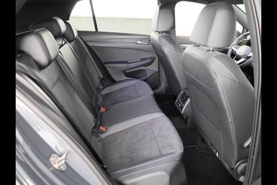 Volkswagen Golf 1.5 eTSI Style 50 edition 150 pk Automaat (DSG) | Navigatie | Panoramadak | Elektr. trekhaak | Parkeersensoren | Achteruitrijcamera | Adaptieve cruise control | Stoelverwarming |