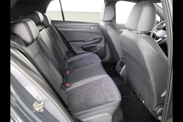 Volkswagen Golf 1.5 eTSI Style 50 edition 150 pk Automaat (DSG) | Navigatie | Panoramadak | Elektr. trekhaak | Parkeersensoren | Achteruitrijcamera | Adaptieve cruise control | Stoelverwarming |