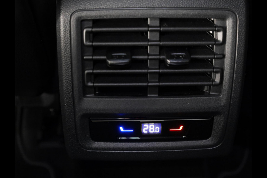 Volkswagen Golf 1.5 eTSI Style 50 edition 150 pk Automaat (DSG) | Navigatie | Panoramadak | Elektr. trekhaak | Parkeersensoren | Achteruitrijcamera | Adaptieve cruise control | Stoelverwarming |