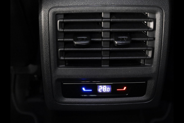 Volkswagen Golf 1.5 eTSI Style 50 edition 150 pk Automaat (DSG) | Navigatie | Panoramadak | Elektr. trekhaak | Parkeersensoren | Achteruitrijcamera | Adaptieve cruise control | Stoelverwarming |
