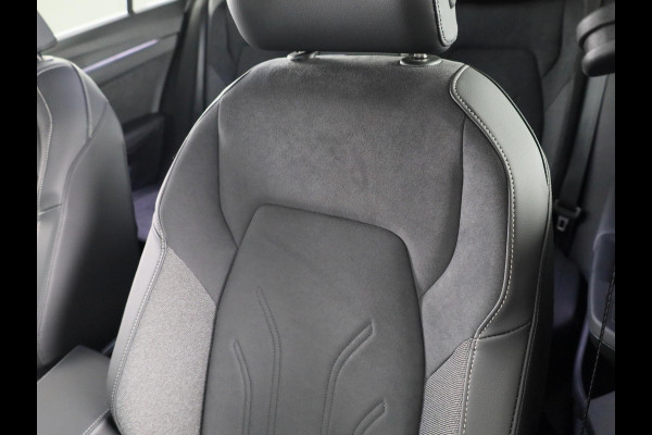 Volkswagen Golf 1.5 eTSI Style 50 edition 150 pk Automaat (DSG) | Navigatie | Panoramadak | Elektr. trekhaak | Parkeersensoren | Achteruitrijcamera | Adaptieve cruise control | Stoelverwarming |