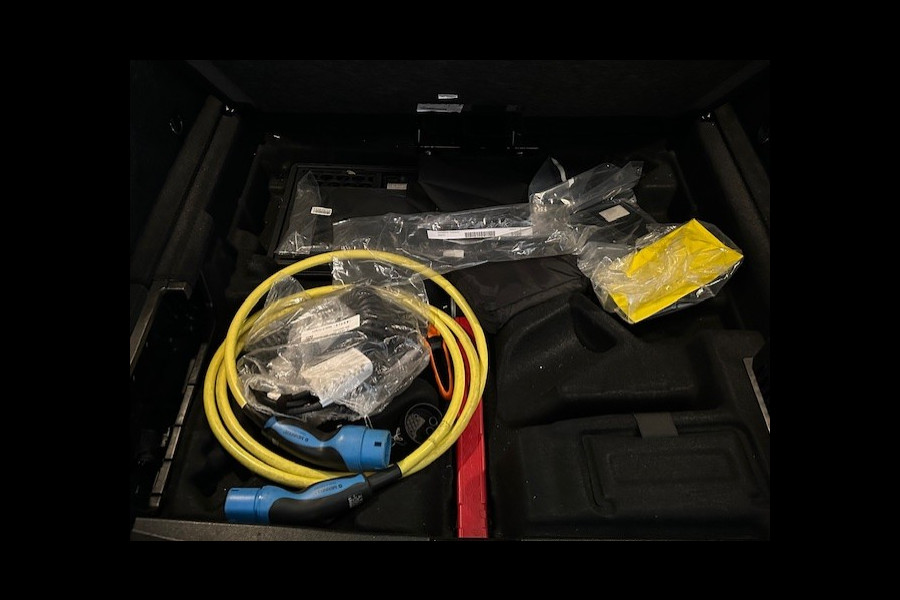 Mercedes-Benz EQC 400 4 Matic Premium Plus 80 kWh-SCHUIFDAK-HEAD UP-MEMORY-TREKHAAK-COMPLEET