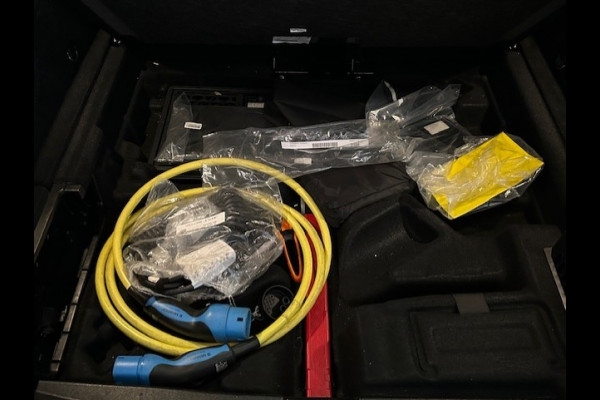 Mercedes-Benz EQC 400 4 Matic Premium Plus 80 kWh-SCHUIFDAK-HEAD UP-MEMORY-TREKHAAK-COMPLEET