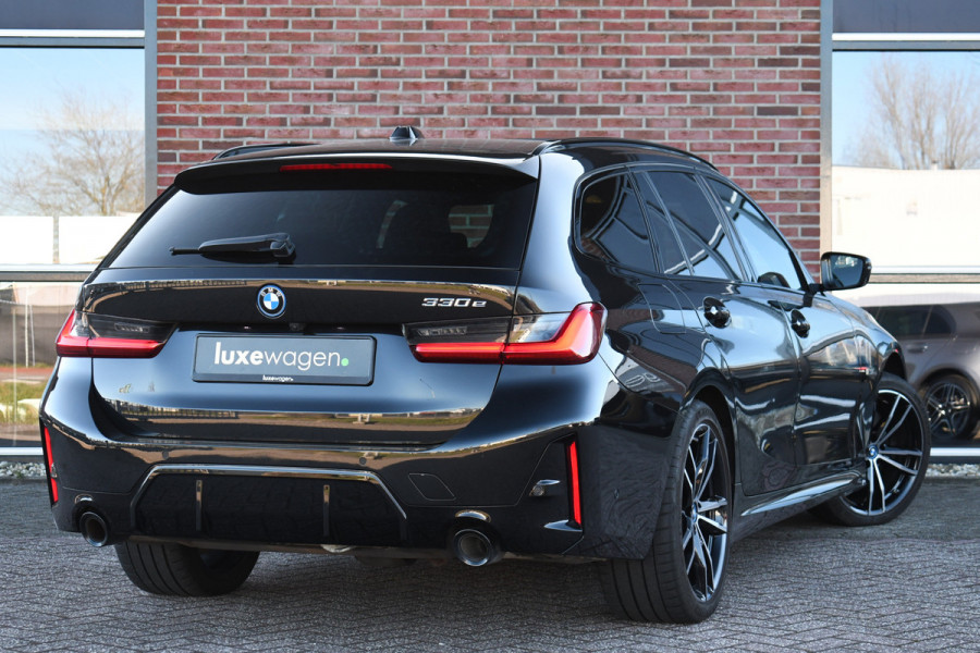 BMW 3 Serie Touring 330e M-Sport Pano Trekh ACC El-zetel HUD Carbon 19inch Adp-onderstel