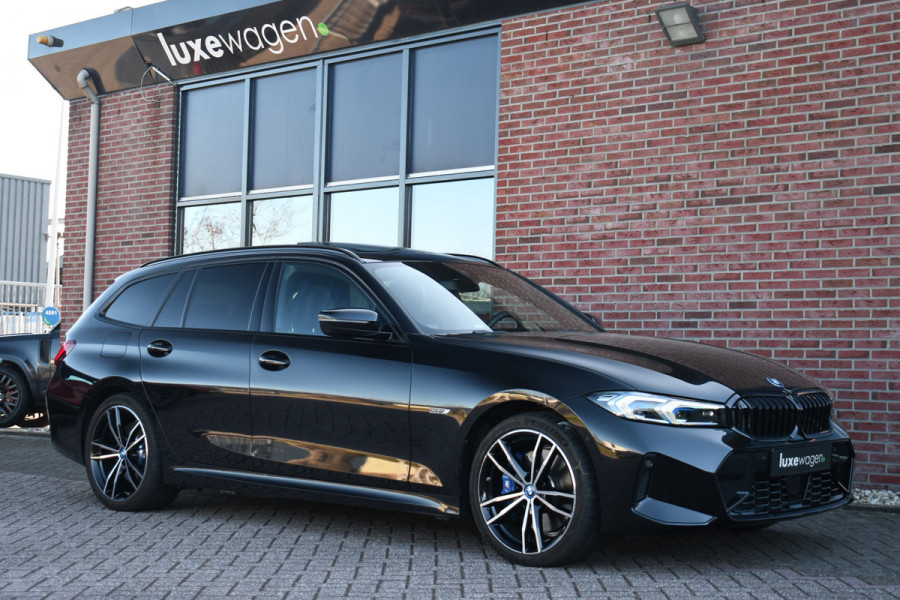 BMW 3 Serie Touring 330e M-Sport Pano Trekh ACC El-zetel HUD Carbon 19inch Adp-onderstel