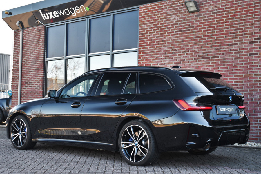 BMW 3 Serie Touring 330e M-Sport Pano Trekh ACC El-zetel HUD Carbon 19inch Adp-onderstel