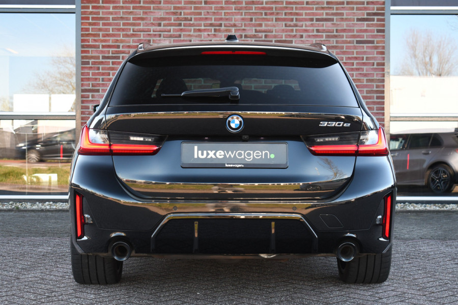 BMW 3 Serie Touring 330e M-Sport Pano Trekh ACC El-zetel HUD Carbon 19inch Adp-onderstel