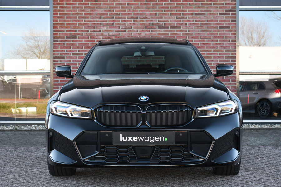 BMW 3 Serie Touring 330e M-Sport Pano Trekh ACC El-zetel HUD Carbon 19inch Adp-onderstel