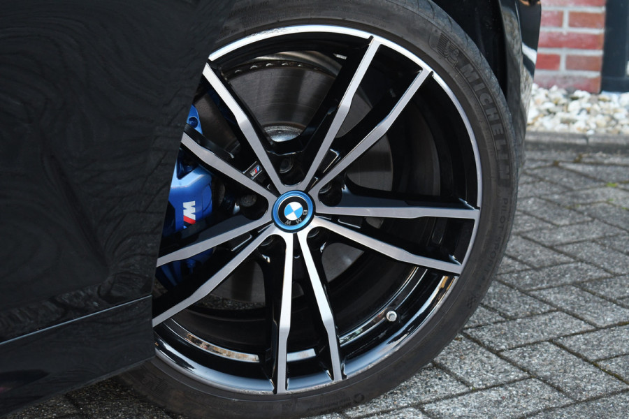 BMW 3 Serie Touring 330e M-Sport Pano Trekh ACC El-zetel HUD Carbon 19inch Adp-onderstel