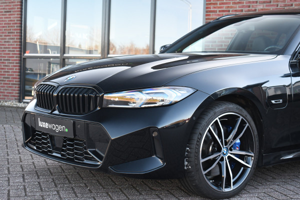 BMW 3 Serie Touring 330e M-Sport Pano Trekh ACC El-zetel HUD Carbon 19inch Adp-onderstel