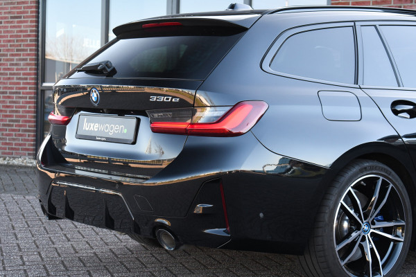 BMW 3 Serie Touring 330e M-Sport Pano Trekh ACC El-zetel HUD Carbon 19inch Adp-onderstel