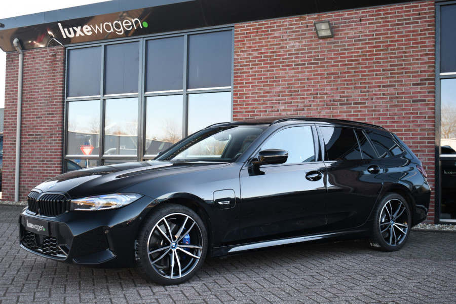 BMW 3 Serie Touring 330e M-Sport Pano Trekh ACC El-zetel HUD Carbon 19inch Adp-onderstel