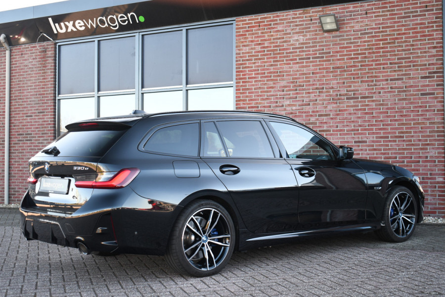 BMW 3 Serie Touring 330e M-Sport Pano Trekh ACC El-zetel HUD Carbon 19inch Adp-onderstel