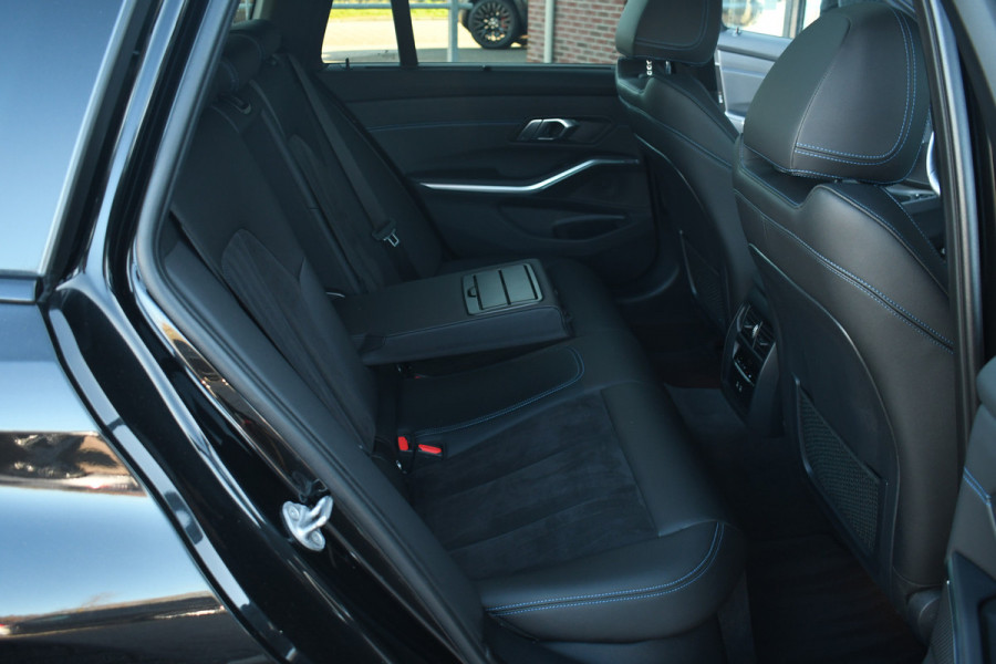 BMW 3 Serie Touring 330e M-Sport Pano Trekh ACC El-zetel HUD Carbon 19inch Adp-onderstel