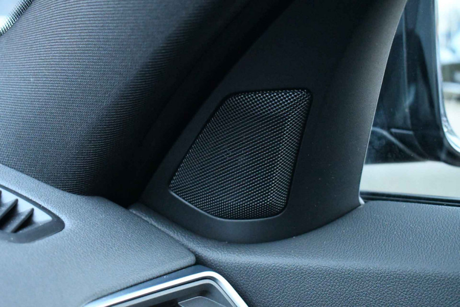 BMW 3 Serie Touring 330e M-Sport Pano Trekh ACC El-zetel HUD Carbon 19inch Adp-onderstel